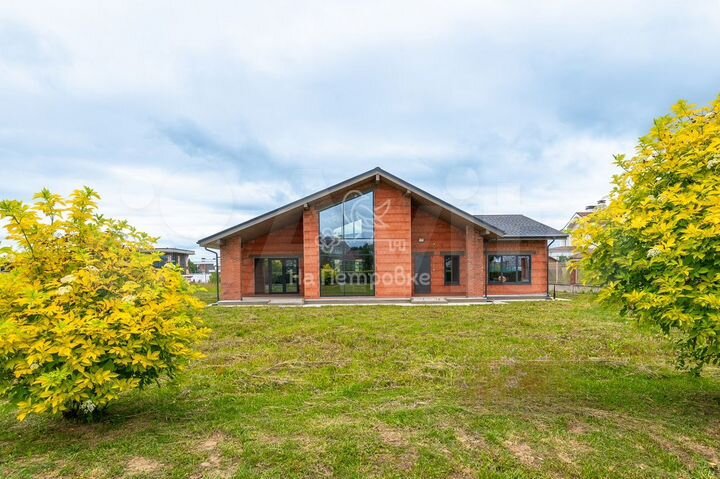 Коттедж 282 м² на участке 15 сот.