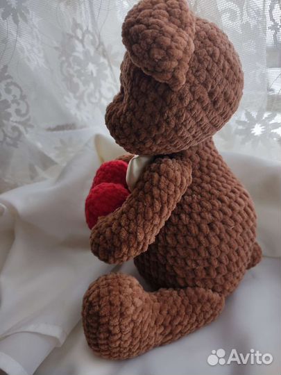 Плюшевый медведь вязаный с сердцем