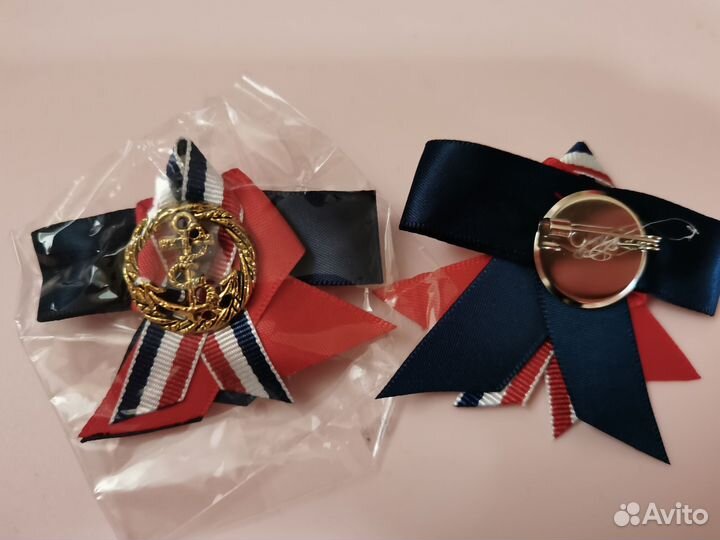 Значки праздничные якорь, бантик синий красный