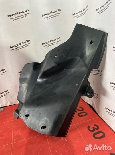 Заглушка кузова левая Toyota Land Cruiser 300