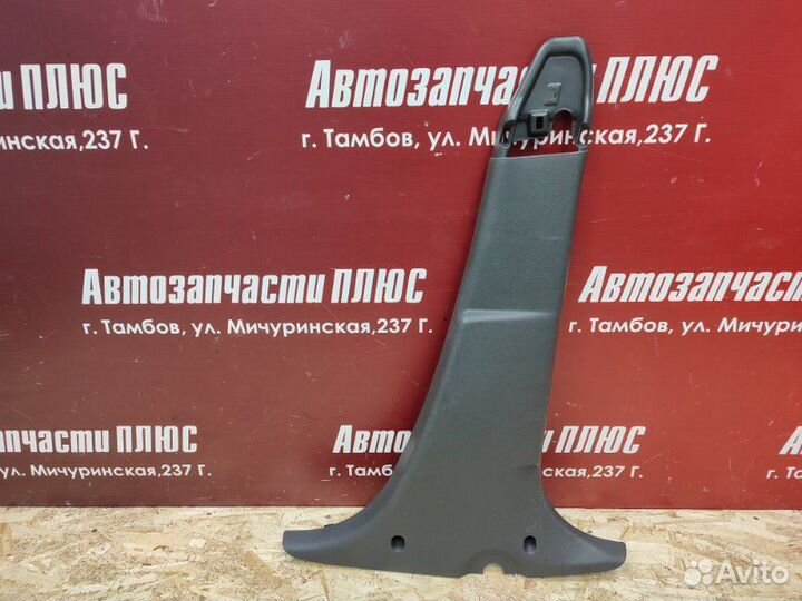 Обшивка средней стойки правая Renault Sandero