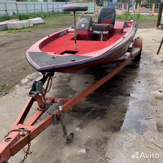 Катер скоростной Skeeter