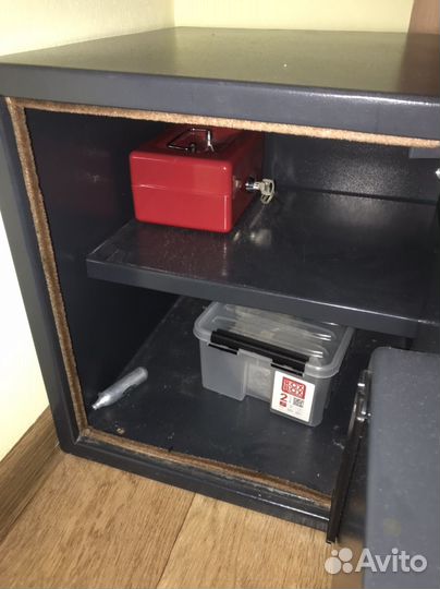 Сейф металлический