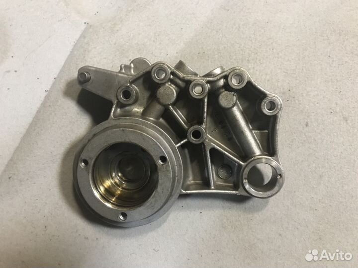 Кронштейн опорный распределителного вала 06H103166