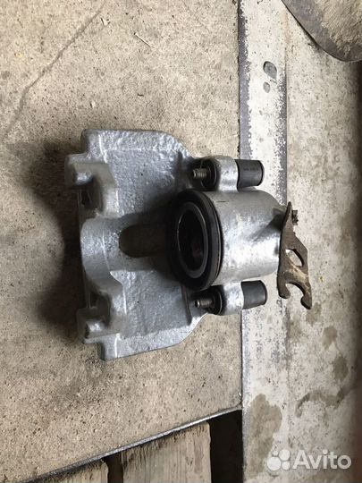 Тормозной суппорт правый Audi 100