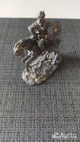 Статуэтка всадник на коне