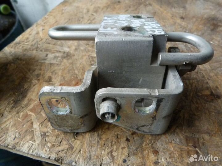 Петля двери задней левой нижняя VW Jetta 2006-2011