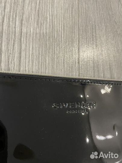 Косметичка Givenchy из лаковой кожи