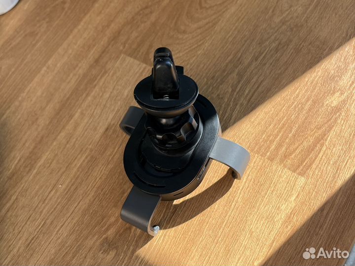 Автомобильный держатель с беспроводной зарядкой