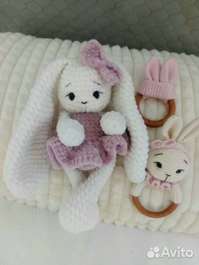 Плюшевый заяц вязаный