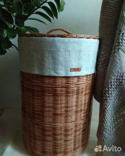 Плетёная корзина для белья