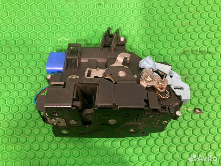 Замок двери передний правый Volkswagen Touareg 7L6