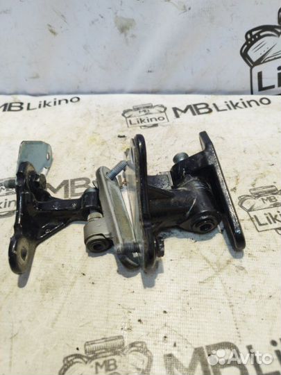 Петля двери передняя правая Mercedes Gl X164