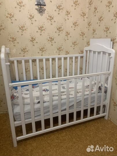 Детская кроватка с поперечным маятником