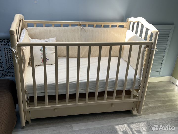 Детская кроватка с маятником и ящиком