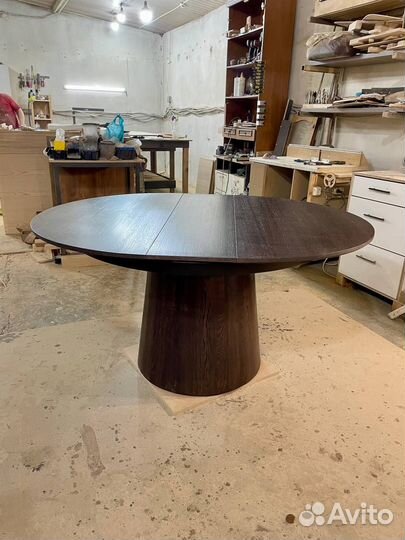 Раздвижной круглый стол из массива дуба с конусной