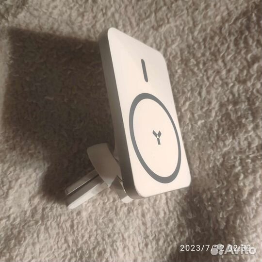 Беспроводная зарядка в машину