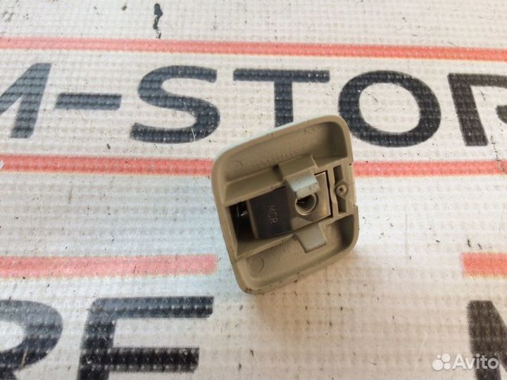 Крючок солнцезащитного козырька Volkswagen Passat