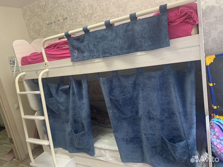 Двухярусная кровать с матрасами