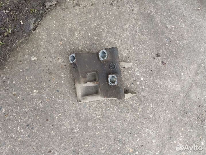 Кронштейн задней подушки двигателя lancer 9