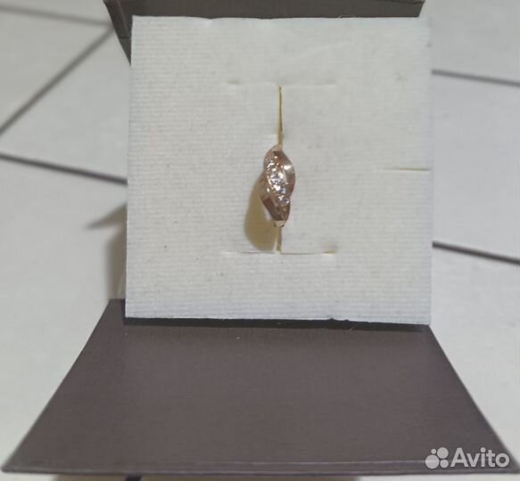 Золотая сережка одна