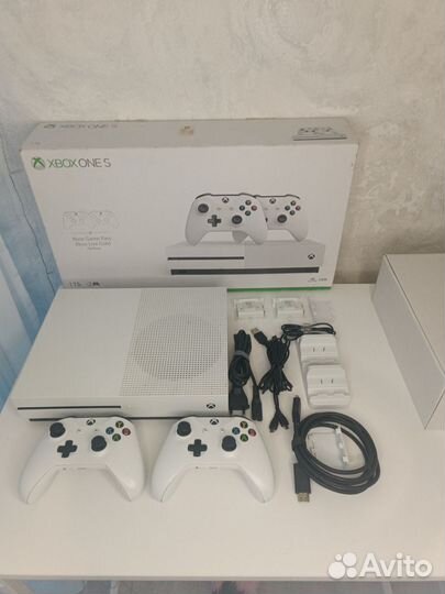 Xbox one s 1tb с двумя геймпадами