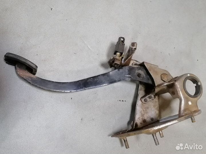 Педаль тормоза для Mitsubishi Mirage 1986-1991