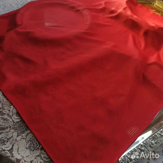 Платок яркий красный