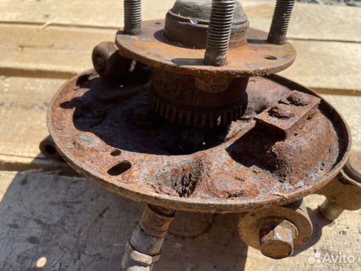 Кулак поворотный задний правый Kia Spectra седан