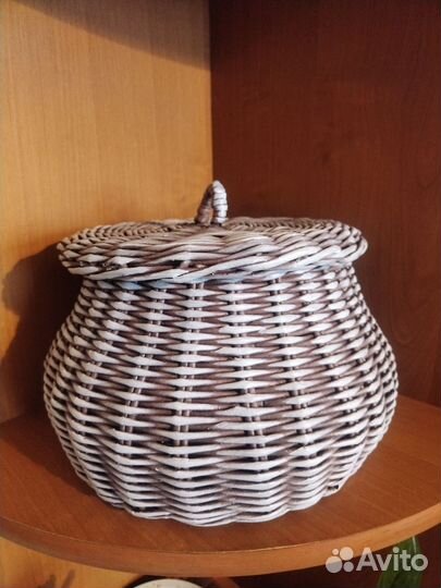 Плетеный бочонок из бумажной лозы