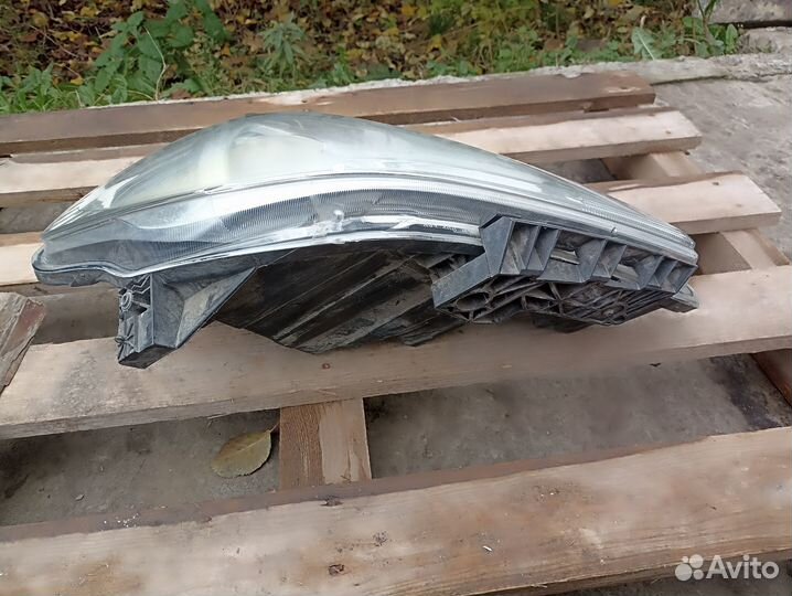 Правая фара nissan tiida c11