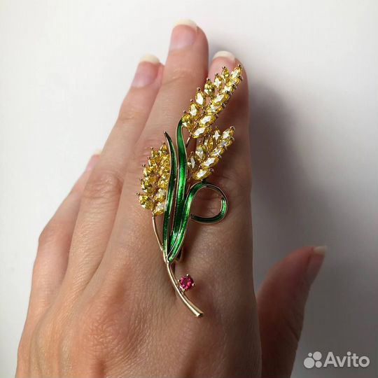 Красивая брошь 