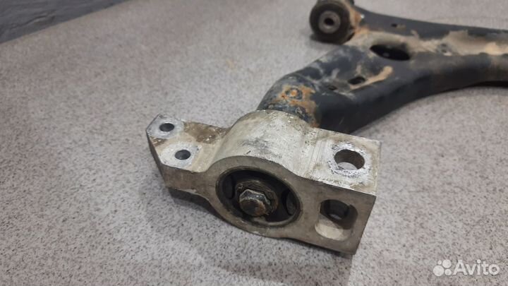 Передний правый рычаг WV Passat CC 2011