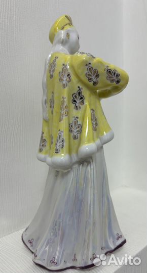 Фарфоровая статуэтка 