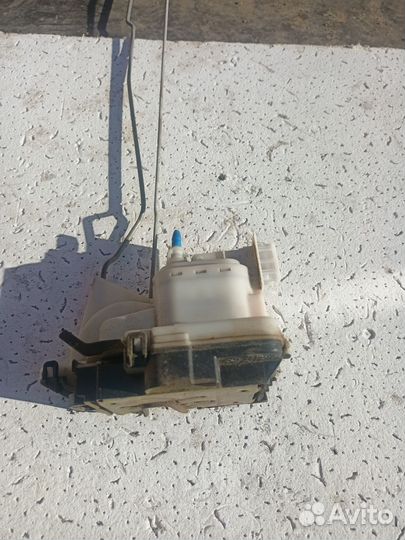 Замок двери задний правый Volkswagen Golf 3