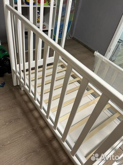 Детская кроватка с маятником и ящиком