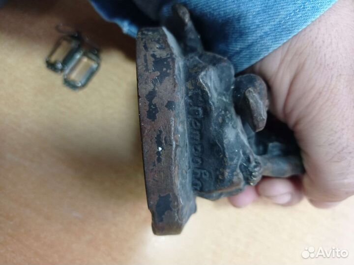 Статуэтка чугунная мальчик с голубяии