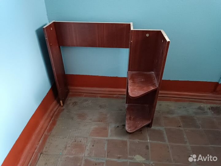 Угловой кампютерный стол цвет красного дерева