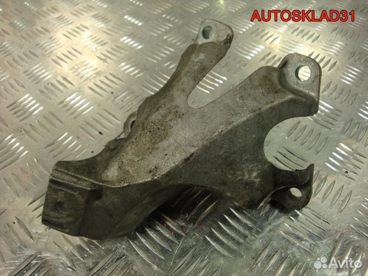 Кронштейн двигателя левый Audi A4 B7 8E0199307E