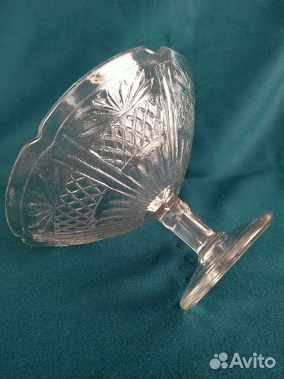 Ваза для фруктов на ножке