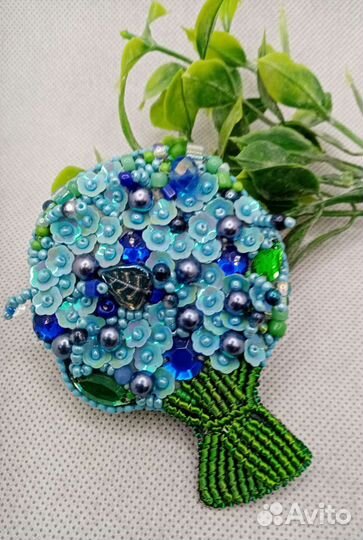Брошь ручной работы из бисера