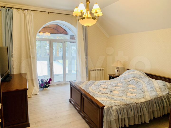 Коттедж 263 м² на участке 9 сот.