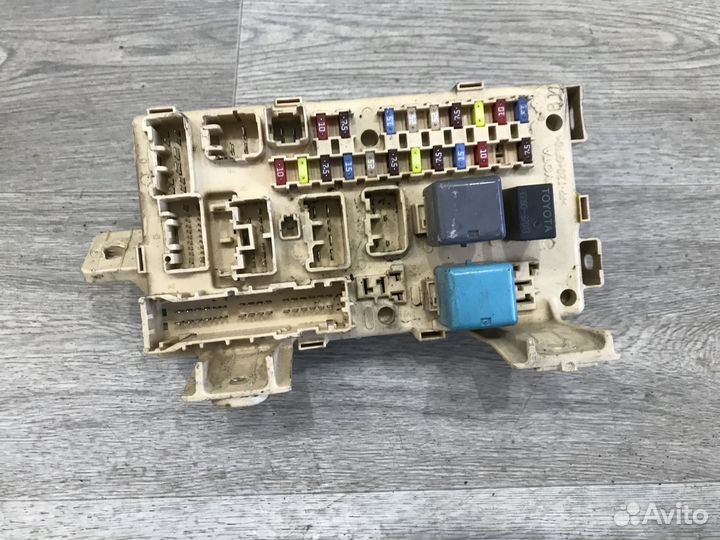 Блок предохранителей Toyota Avensis II