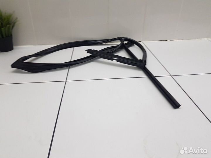 Уплотнитель стекла и форточки заднего правой задне