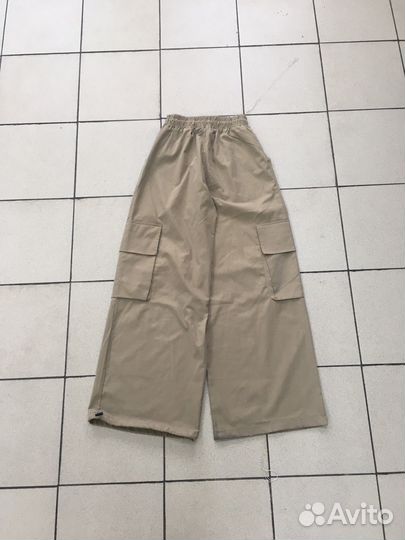 Широкие светлые штаны