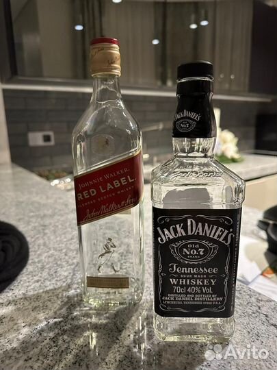 Коллекция пустых бутылок