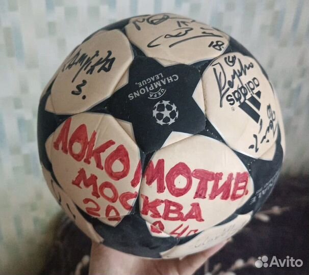 Футбольный мяч с автографами