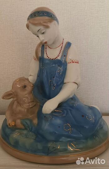 Фарфоровая статуэтка 