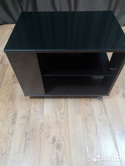 Журнальный столик на колесах стеклянный