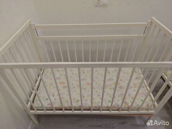 Детская кроватка с маятником